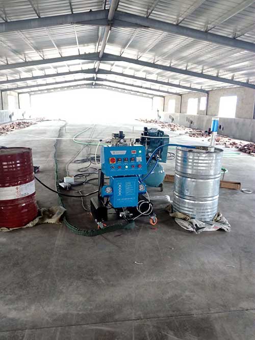 小雞苗保溫雞舍外墻聚氨酯噴涂機